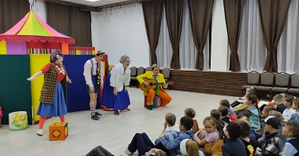 Городской театр «Молодой человек» приглашает малышей на спектакль «Игра в театр».