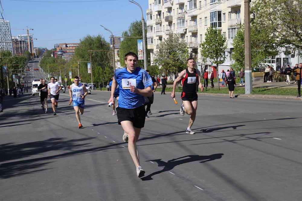 Более тысячи легкоатлетов приняли участие в 74-й Эстафете Мира в Ижевске.