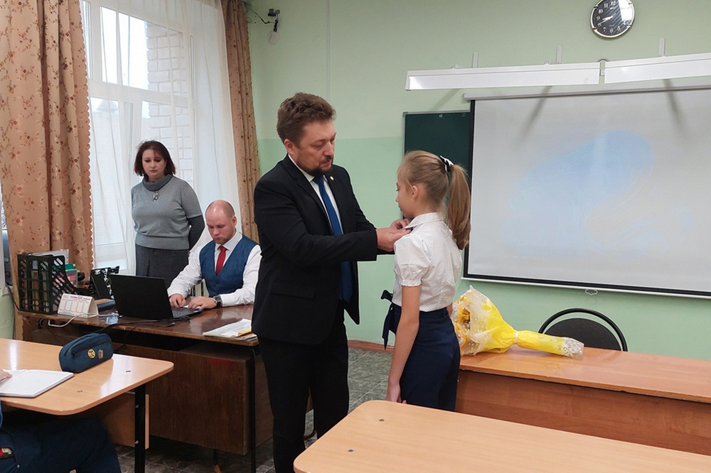 В школах Ижевска детям героев спецоперации вручают медаль «Мой папа герой».