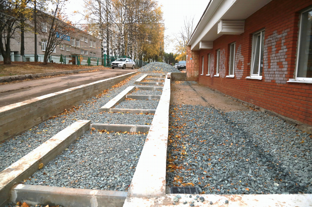 ​В Ижевске завершается ремонт тротуара около библиотеки имени Льва Толстого.