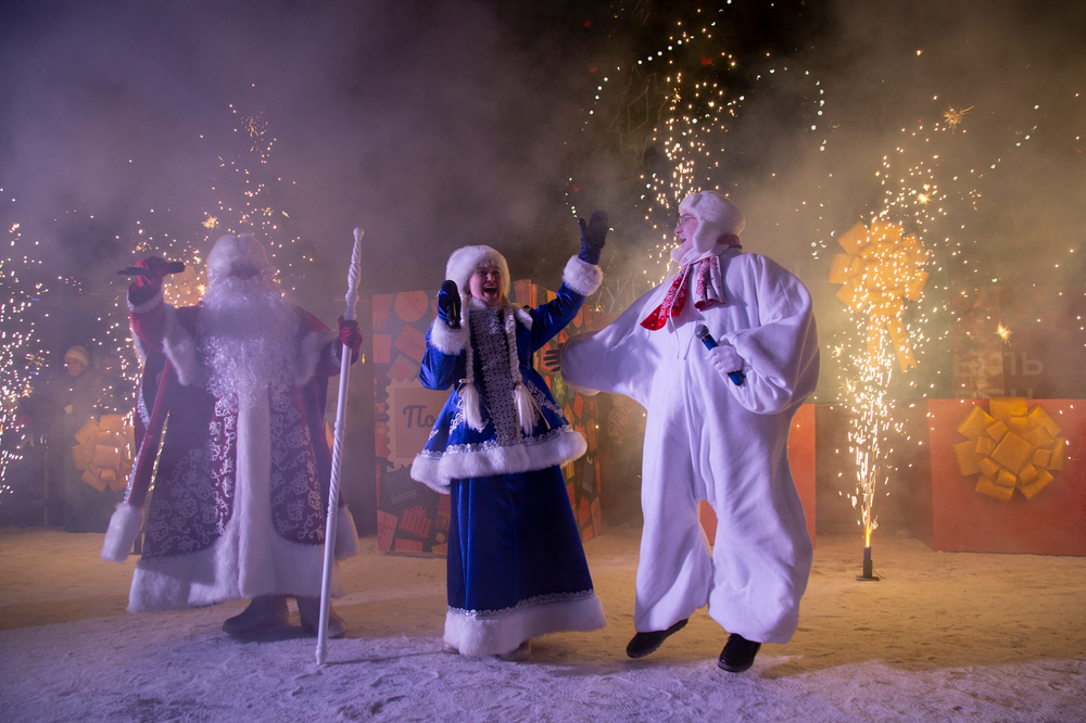 На главной ёлке Ижевска зажглись новогодние огни.