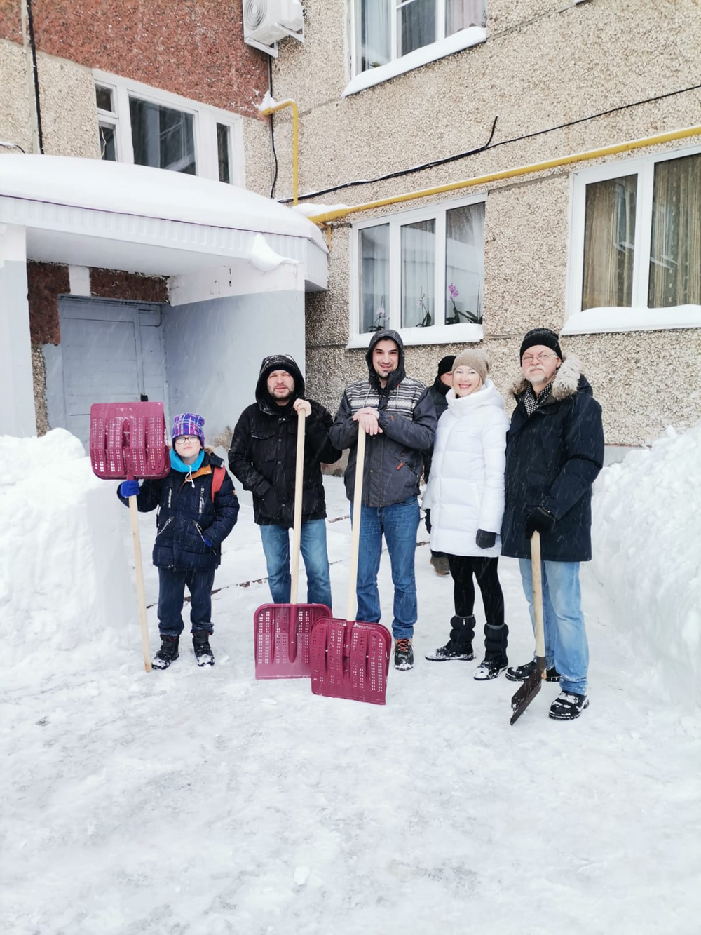 В Ижевске к уборке снега присоединяется все больше неравнодушных горожан.