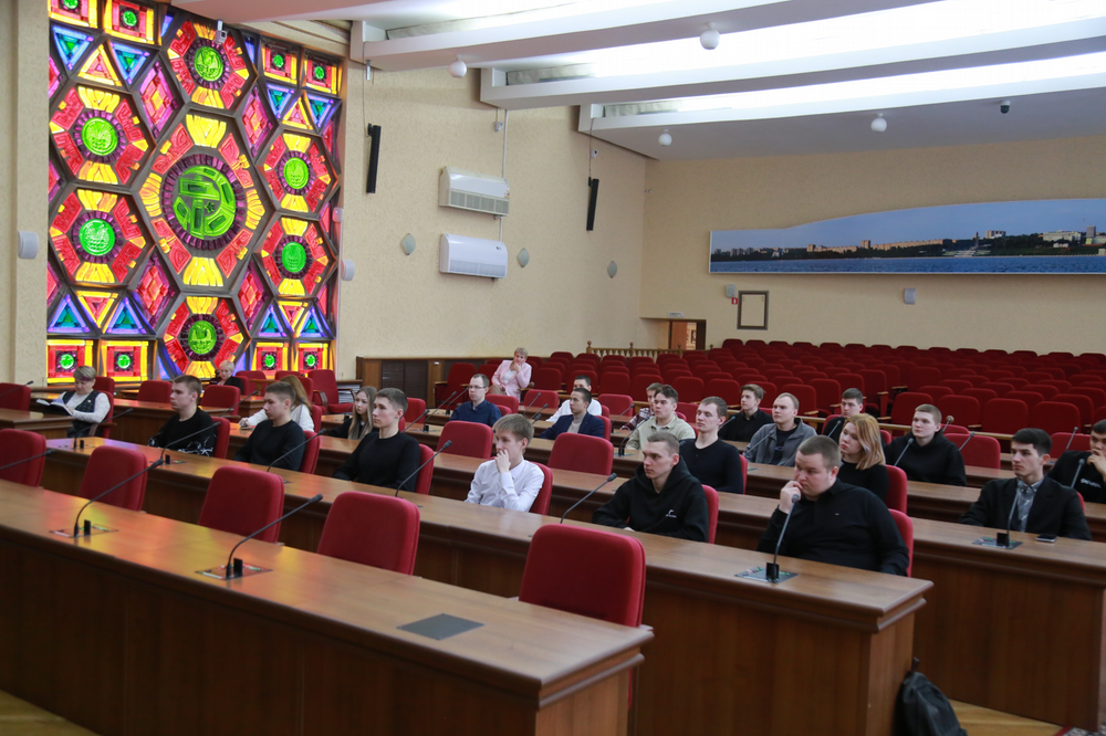 ​Депутат Гордумы Игорь Стыценко познакомил молодых горожан с системой местной власти.