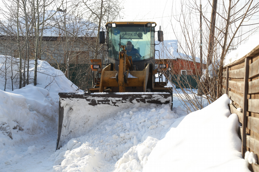 Дорожные службы в Ижевске приступили к вывозу снега с территорий, подверженных подтоплению во время паводка.