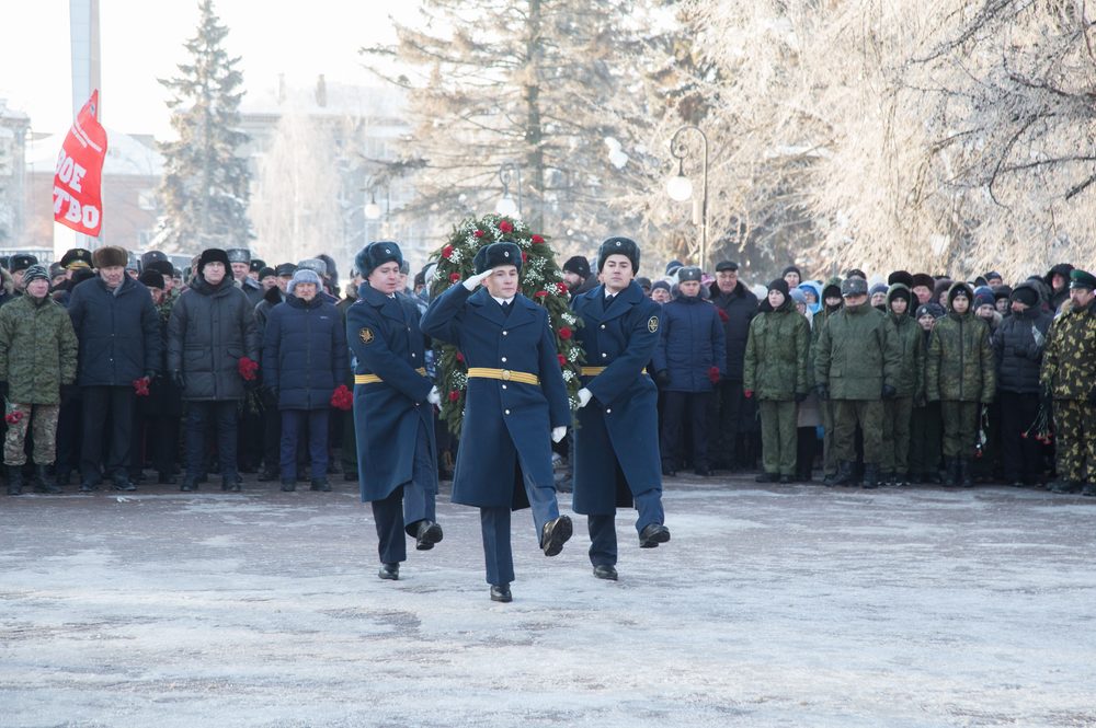 В Ижевске возложили цветы к Вечному огню в День защитника Отечества.