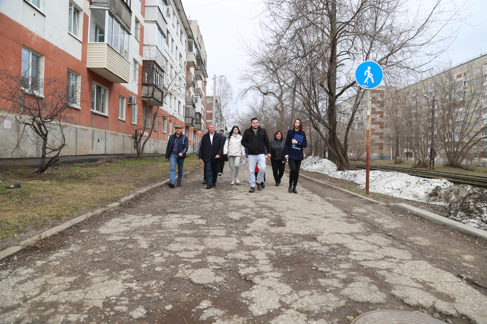 ​В Октябрьском районе проверили тротуары, которые вошли в план ремонта по программе «Пешеходный Ижевск».