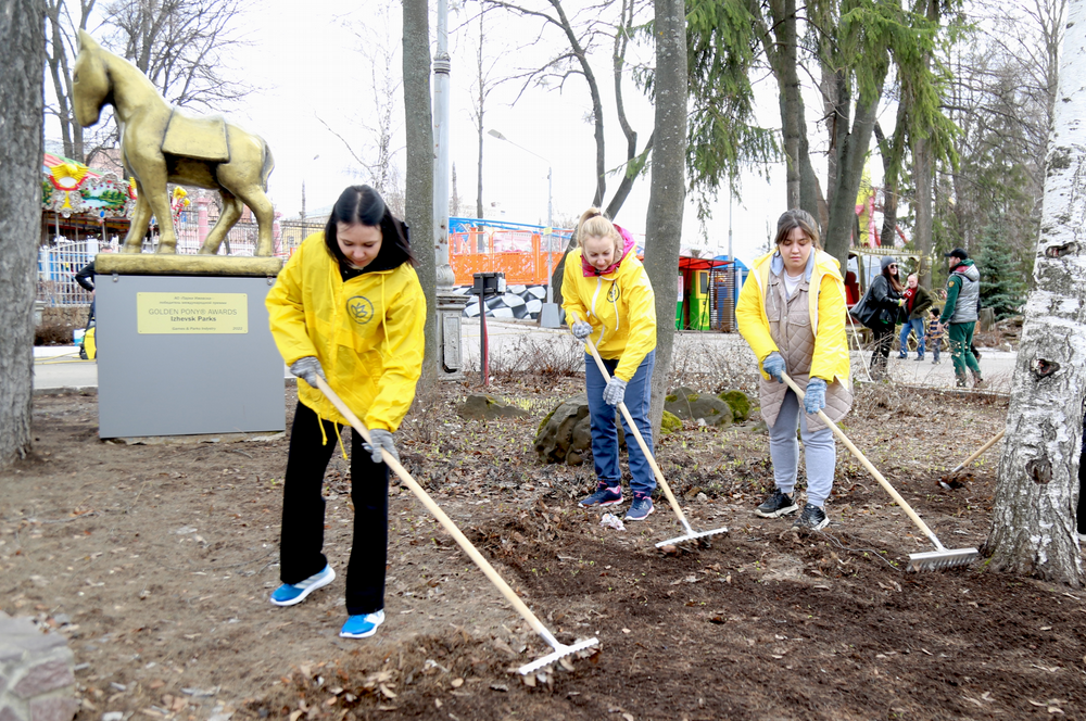 ​Жители Ижевска и волонтёры вышли на субботник в парке Горького.