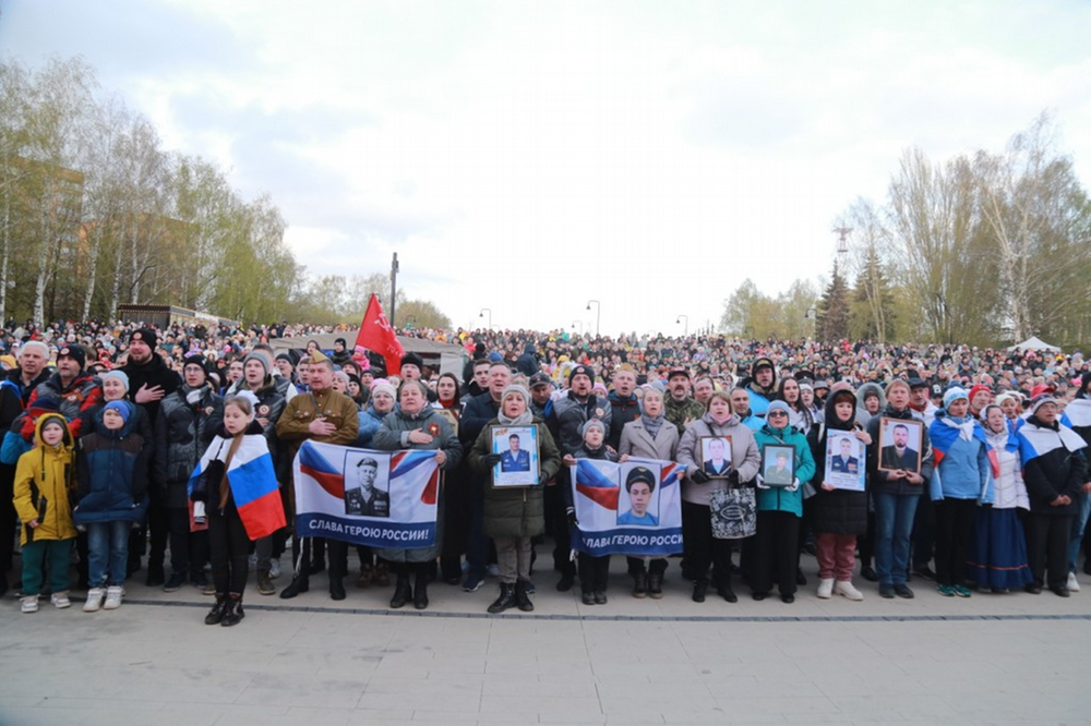 ​Более 2 тысяч участников сводного хора «ZA отцов и сыновей» спели вместе с Романом Разумом.