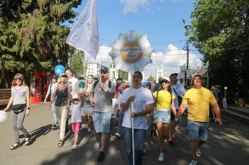 ​Парадом семей впервые отметил Ижевск День семьи, любви и верности.