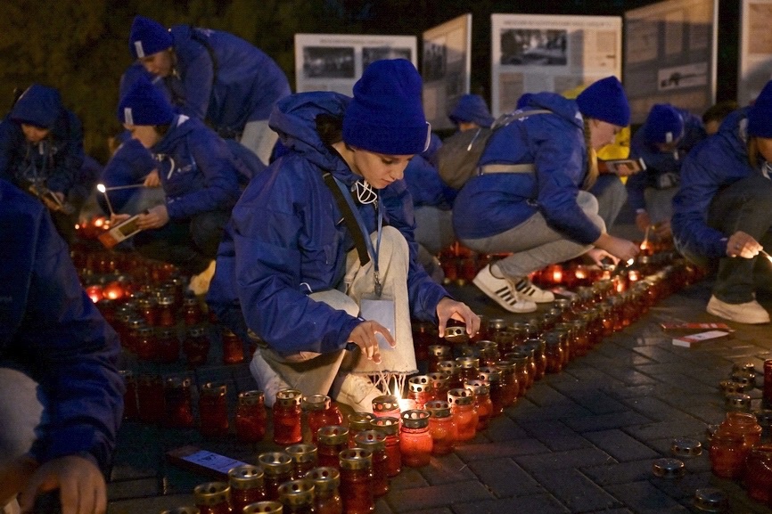 ​Ко Дню оружейника в Удмуртии волонтёры создали огненную картину, посвященную 105-летию Михаила Тимофеевича Калашникова.