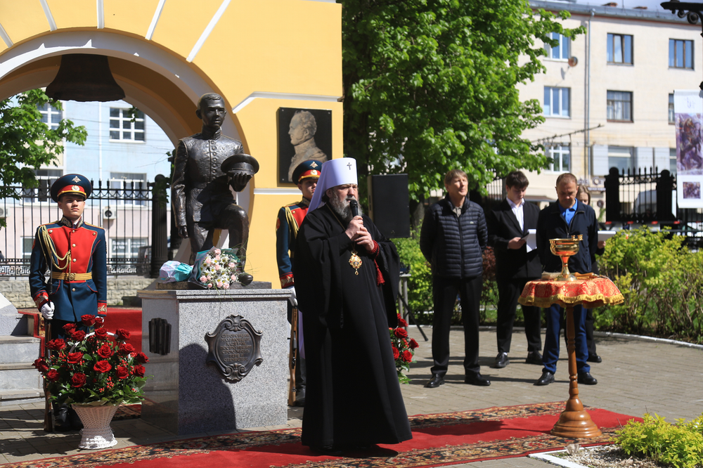 В Ижевске открыли памятник суворовцам.