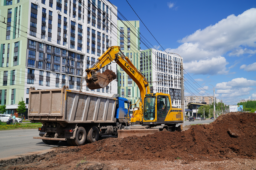 В Ижевске проводится планировка газонов вдоль улицы Молодежной.