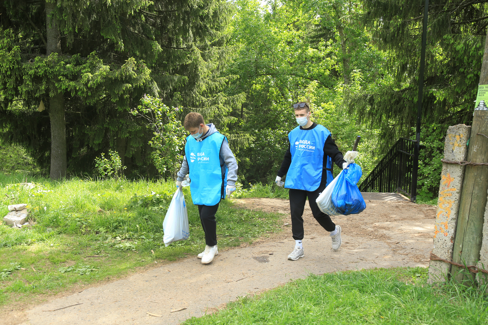 В Ижевске состоялся субботник по очистке берегов речки Чемошурка.