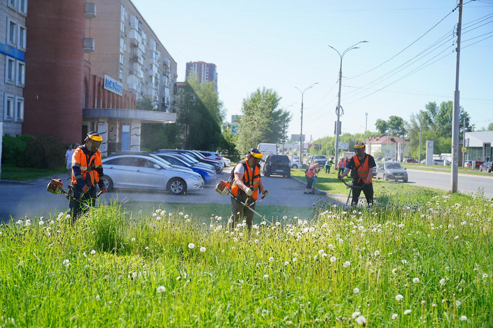 Мойка, сбор смета и покос травы: в Ижевске приводят в порядок улицы.
