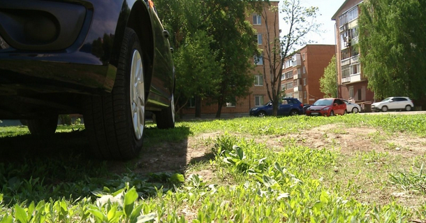 ​Более тысячи протоколов в 2023 году составили в Ижевске за парковку на газонах.