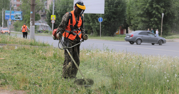 ​Более 800 тысяч квадратных метров газонов покосили вдоль автодорог в Ижевске.