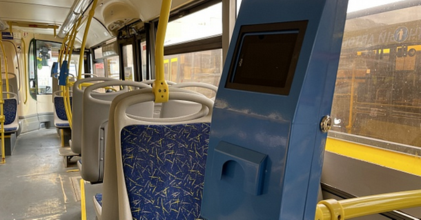 ​В автобусе №26 появятся валидаторы для бесконтактной оплаты проезда.