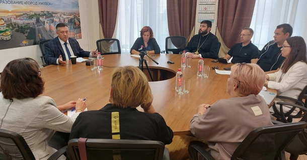 В Администрации города Ижевска обсудили меры адресной поддержки семей Героев спецоперации.