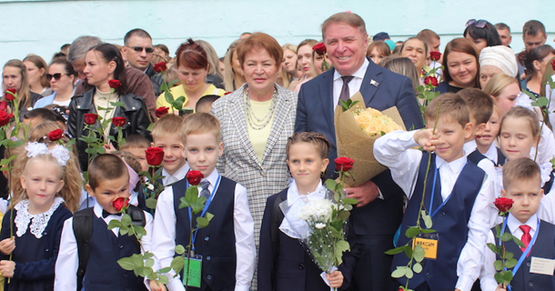 ​Председатель Городской думы Ижевска Фарит Губаев поздравил школьников с Днём знаний.