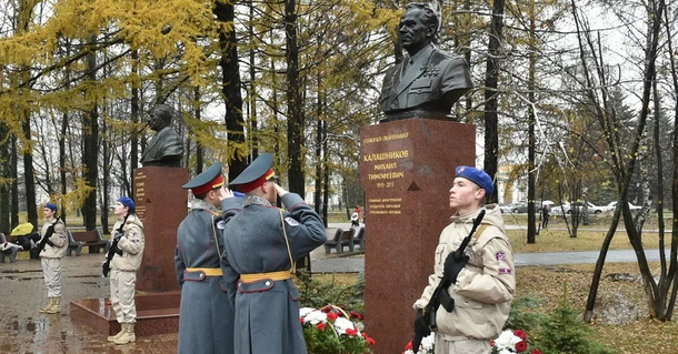 ​В Ижевске возложили цветы к бюсту Михаила Тимофеевича Калашникова в день его рождения.