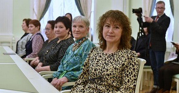 Александр Бречалов вручил многодетным мамам Ижевска государственные награды «Материнская слава».