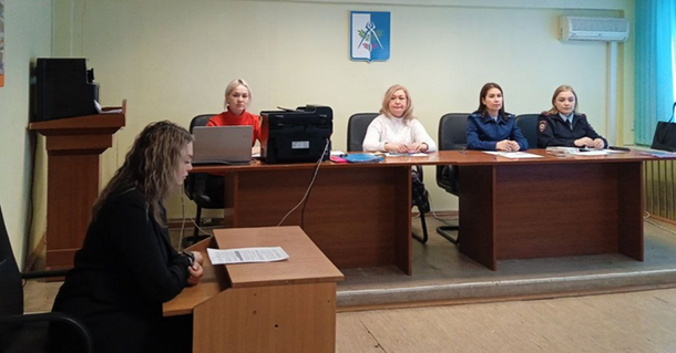 Состоялось заседание Комиссии по делам несовершеннолетних и защите их прав при Администрации Устиновского района.