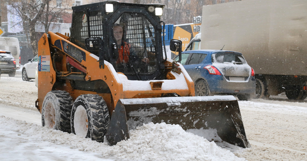 ​Дорожные службы расчищают ижевские улицы после прошедшего снегопада.