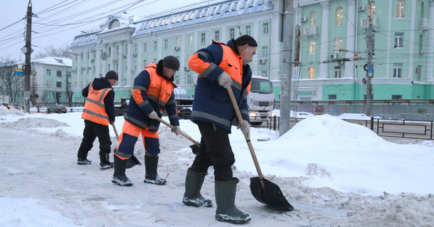 Дорожные службы Ижевска расчищают от снега и наледи тротуары и остановки.