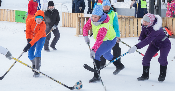 3 января женские команды разыграли кубок хоккей-на-валеночного турнира.