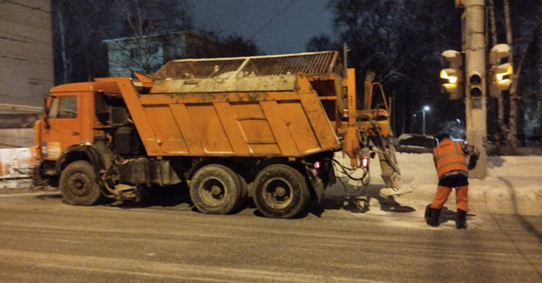 Более 50 участков ижевских улиц расчистили от снега и наледи минувшей ночью.