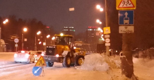 Более 20 тысяч кубометров снега вывезли с ижевских улиц минувшей ночью.