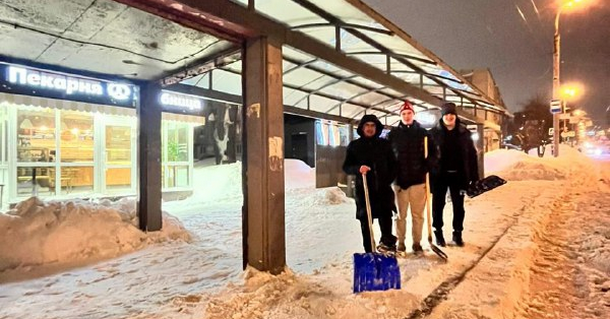 В ночь с 21 на 22 января активные ижевчане подключились к уборке снега.