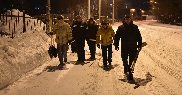 ​В Ижевске дорожники и волонтеры расчищают от снега тротуары и подходы к социальным учреждениям.