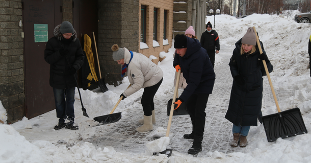 Сотрудники Администрации Ижевска приняли участие в челлендже «Вместе теплее и чище».