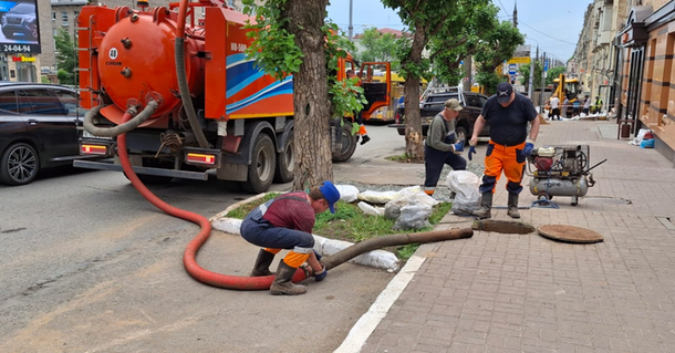 Ижводоканал обновляет сети водоотведения на улице Ленина.