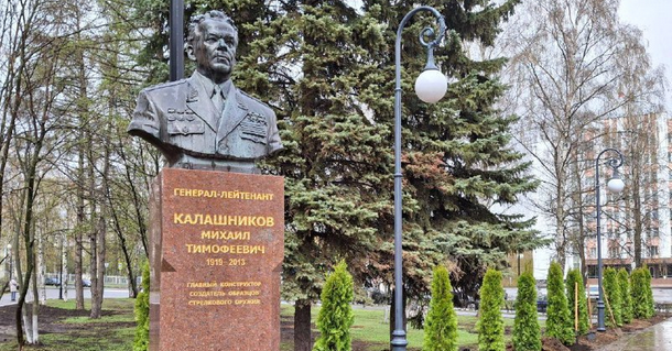 В Сквере Победы высадили Тополь Победы и 15 саженцев туи.