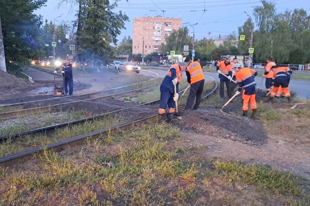 ​В Ижевске завершен первый этап ремонта трамвайных путей на перекрёстке улиц Кирова и Песочная.
