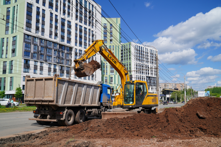 В Ижевске проводится планировка газонов вдоль улицы Молодежной. В Ижевске проводится планировка газонов вдоль улицы Молодежной.