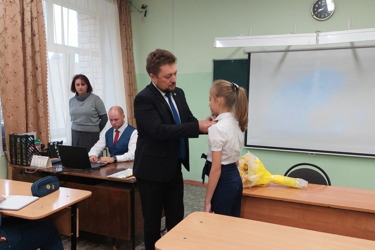 В школах Ижевска детям героев спецоперации вручают медаль «Мой папа герой». В школах Ижевска детям героев спецоперации вручают медаль «Мой папа герой».