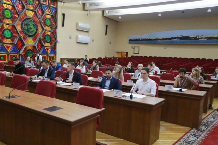 Форсайт-сессия, турнир по футболу и фестиваль единоборств - молодые парламентарии Ижевска рассказали о своих проектах. Форсайт-сессия, турнир по футболу и фестиваль единоборств - молодые парламентарии Ижевска рассказали о своих проектах.