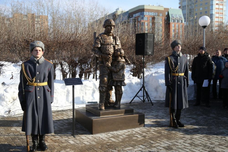 В Ижевске торжественно открыли памятник, посвященный участникам специальной военной операции. В Ижевске торжественно открыли памятник, посвященный участникам специальной военной операции.