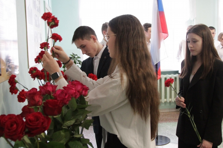 В школе № 68 Ижевска открыли Стену памяти в честь бойца специальной военной операции Михаила Кузьмина.