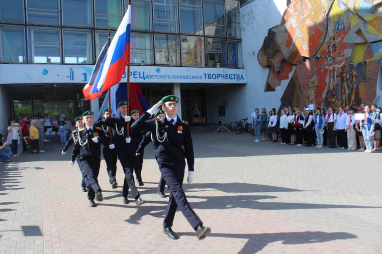​Школьники Ижевска собрали гуманитарную помощь военнослужащим.
