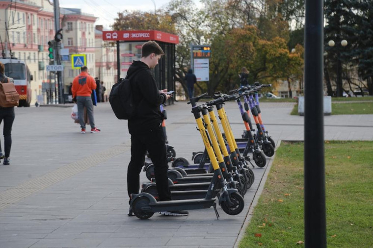 ​В Ижевске проверяют соблюдение правил парковки электросамокатов.